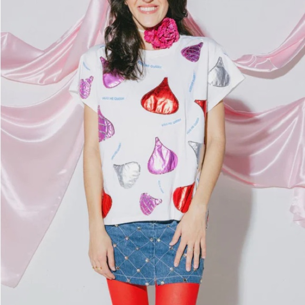 NWT Queen of sparkles kisses tee